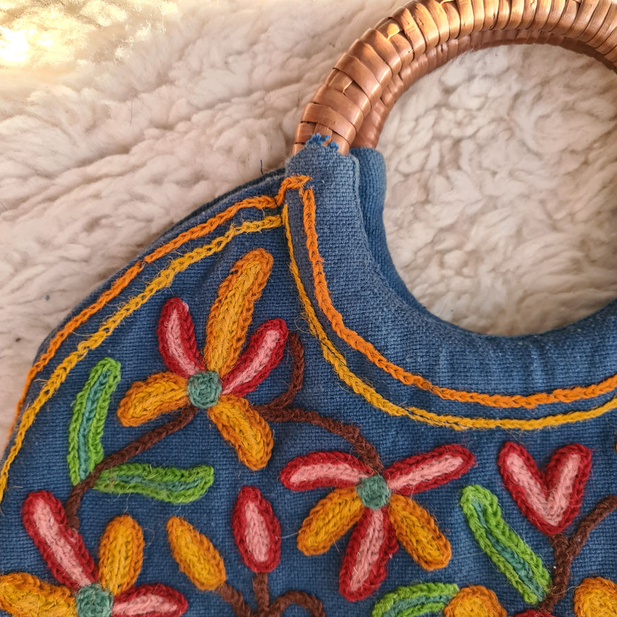 Vintage embroidered bag with wicker handles