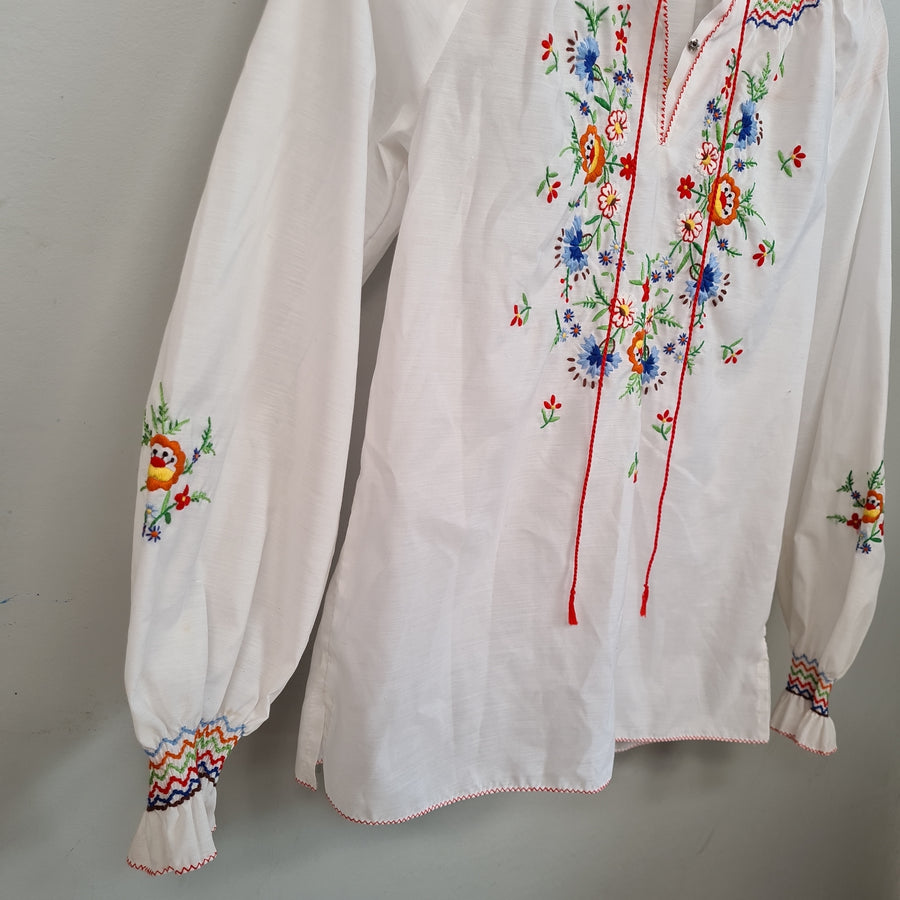 Original Vintage 70’s Boho Peasant White Top Embroidered Pattern S