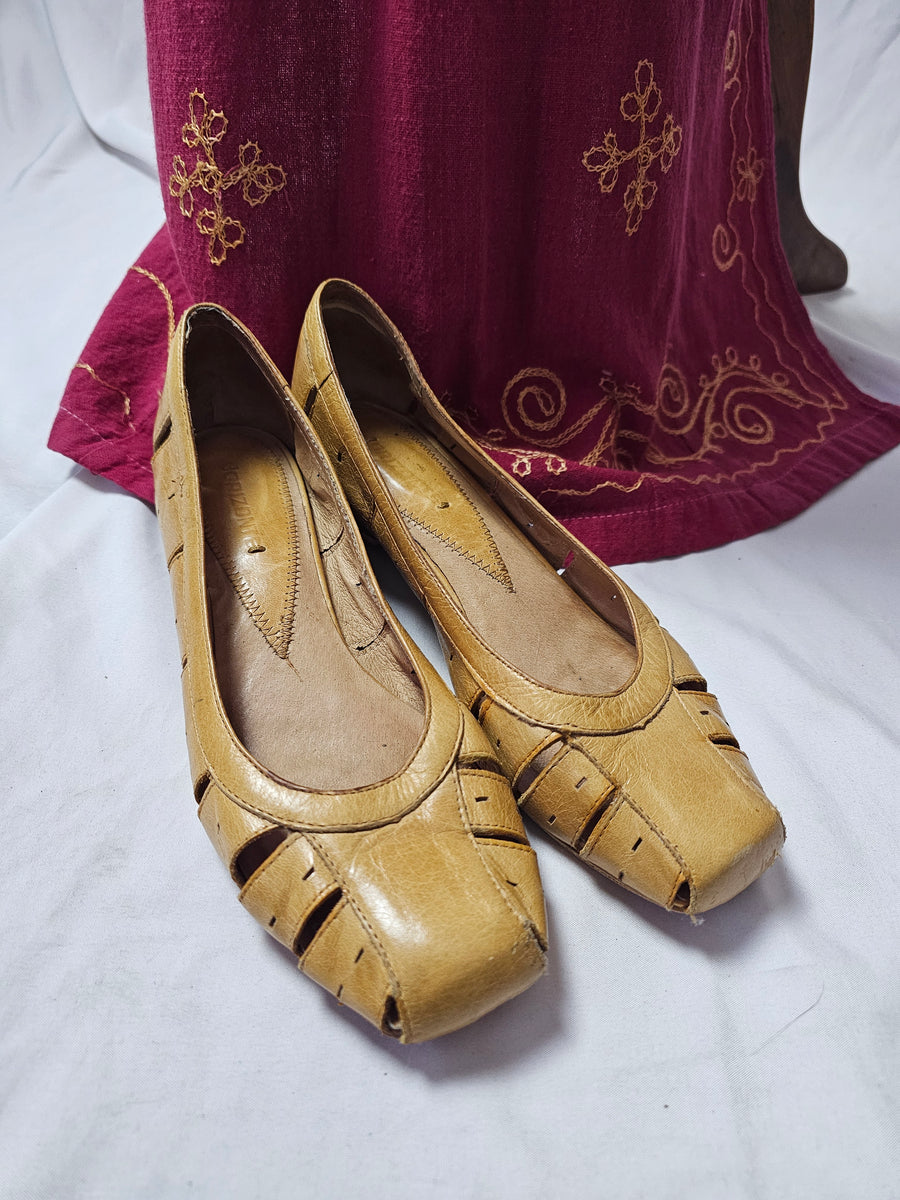 Vintage 70s Orizonte Italy size 7/ 7.5 leather mustard tan cut out sandals