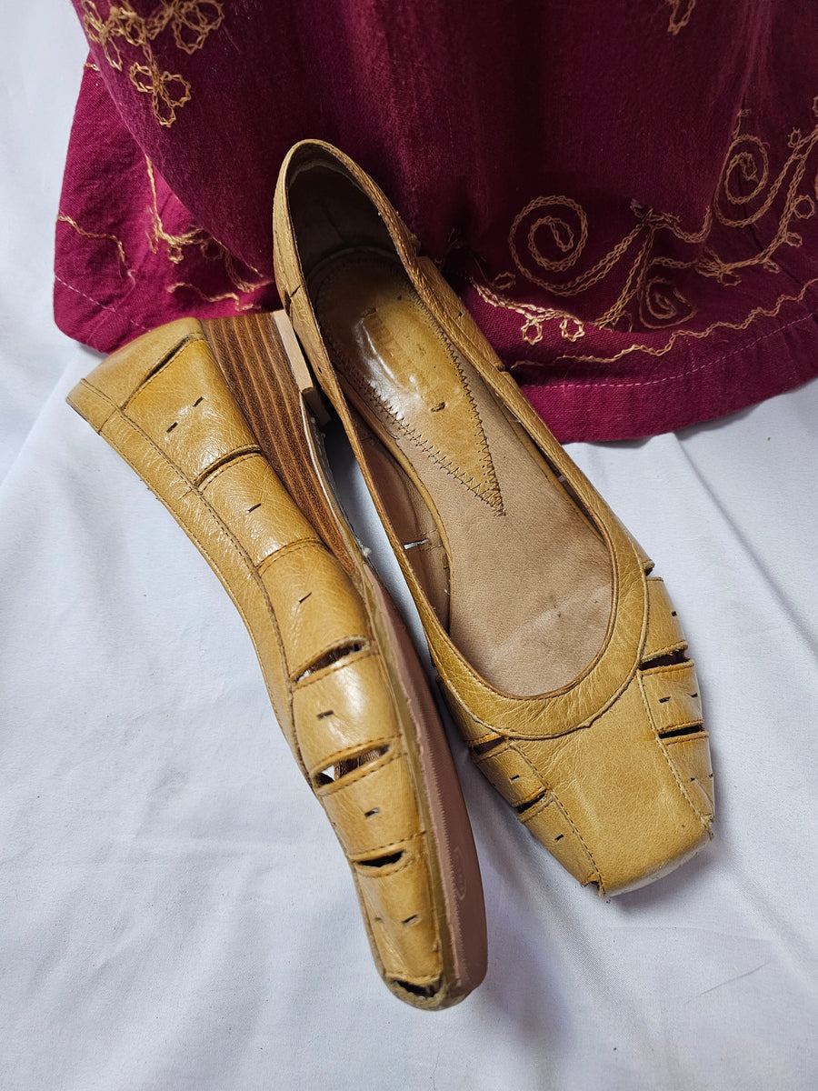 Vintage 70s Orizonte Italy size 7/ 7.5 leather mustard tan cut out sandals