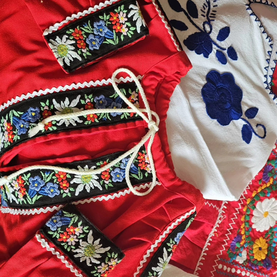 "Élégance Suisse : Blouse Gypsy Folk Brodée Rouge" S/M