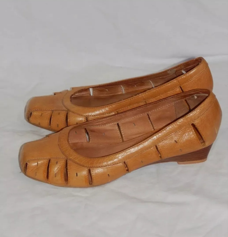 Vintage 70s Orizonte Italy size 7/ 7.5 leather mustard tan cut out sandals