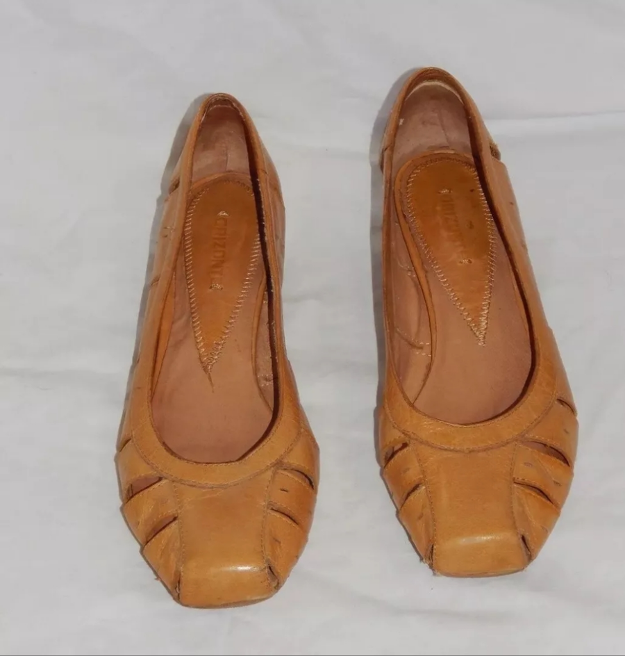 Vintage 70s Orizonte Italy size 7/ 7.5 leather mustard tan cut out sandals