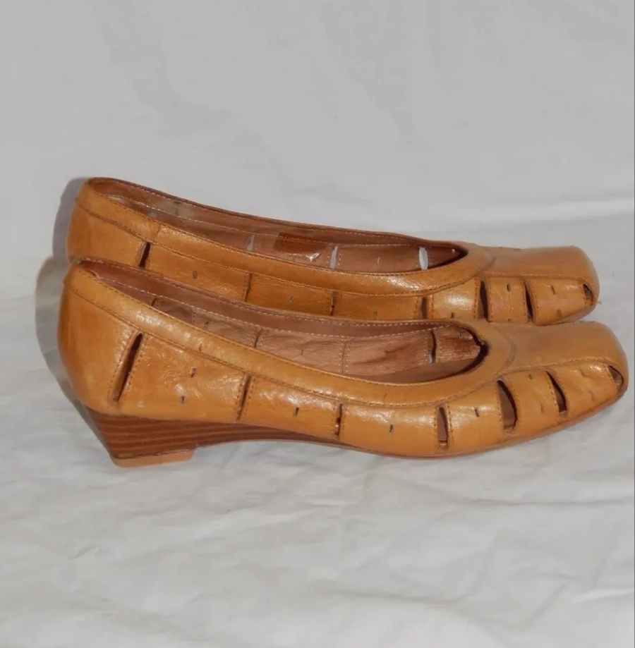 Vintage 70s Orizonte Italy size 7/ 7.5 leather mustard tan cut out sandals