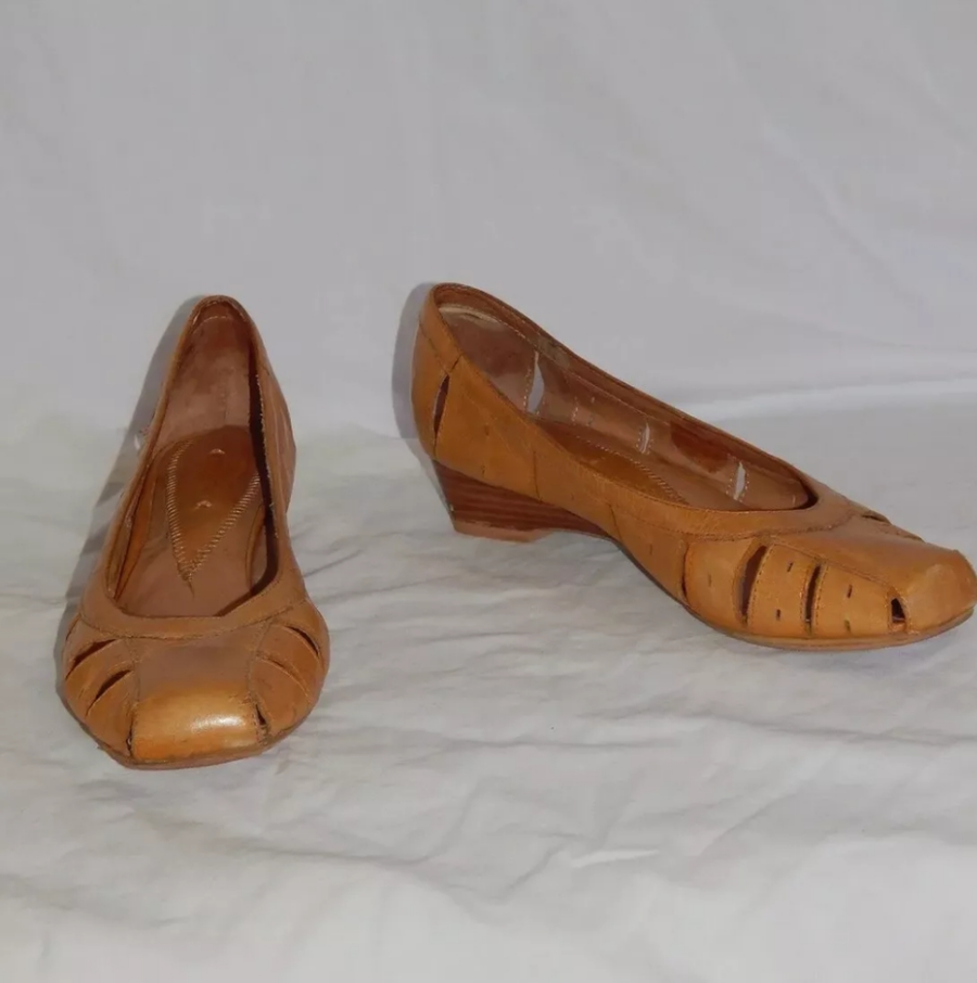 Vintage 70s Orizonte Italy size 7/ 7.5 leather mustard tan cut out sandals