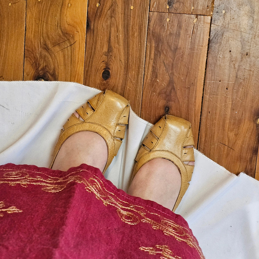 Vintage 70s Orizonte Italy size 7/ 7.5 leather mustard tan cut out sandals