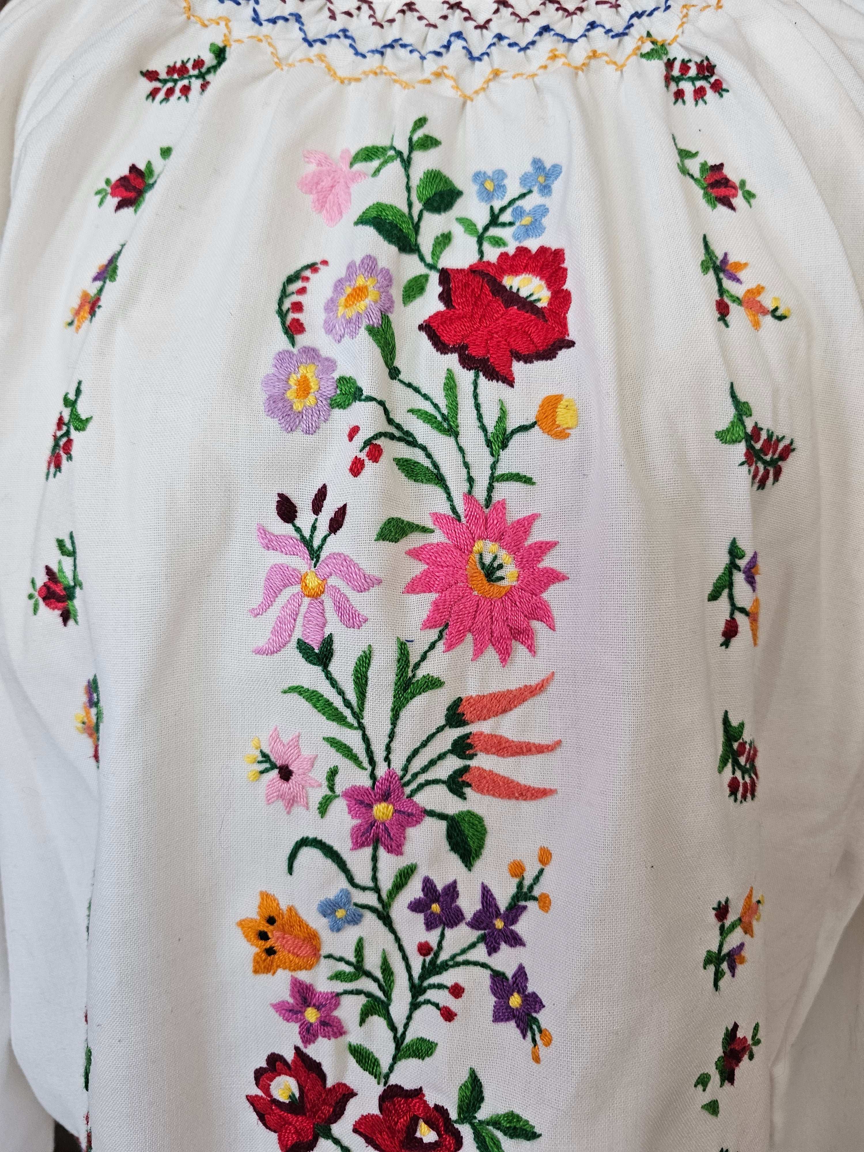 Vintage 1970s Handmade Embroidered Peasant Blouse | M/L