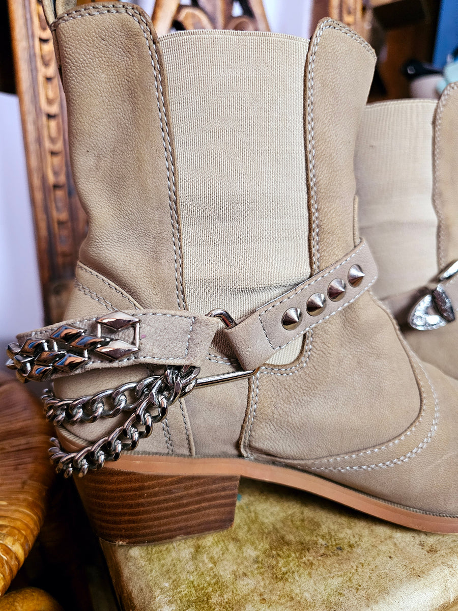 Rare Arnhem Cowboy Tan Suede Boots – Size 39 / AU 8 – Boho Western Ranger Style