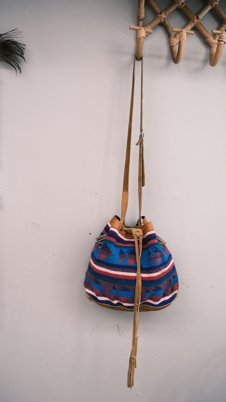 sac seau à cordon tissé tribal aztèque multicolore en cuir suédé vintage