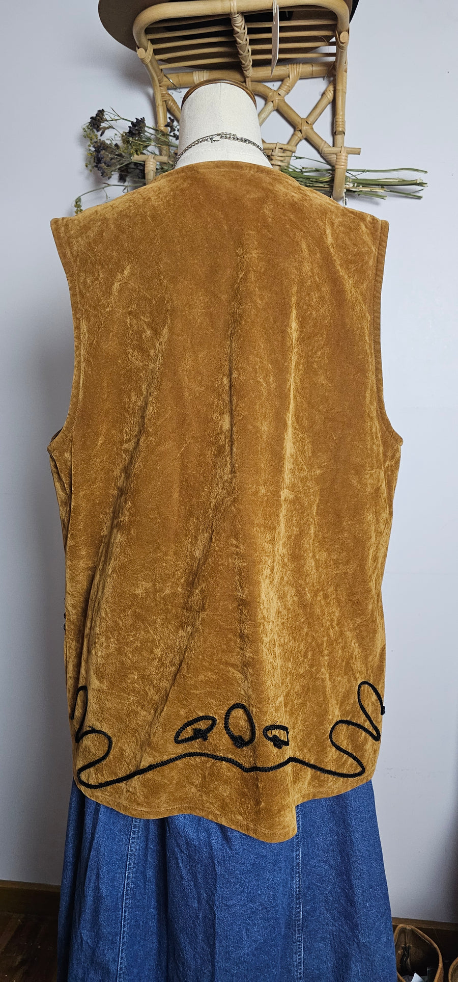 Vintage 1970s Velvet Vest with Beaded Trim – Boho Festival Style