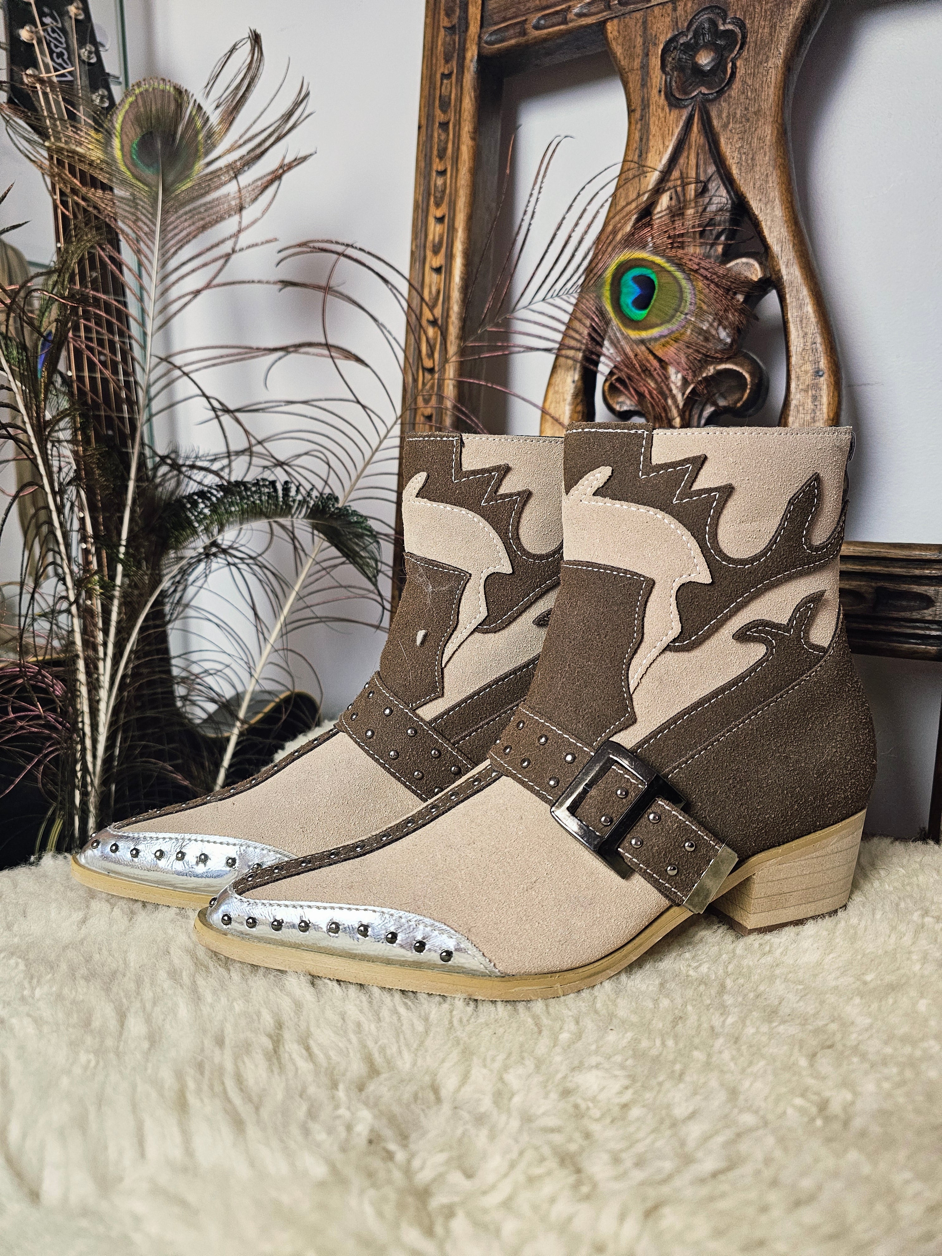 Western-Style Block Heel Boots – Size 37 with bold contrast panelling, silver-tone toe caps, and studded buckle detail in faux leather.