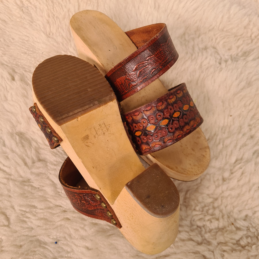 Chaussures en bois en cuir repoussé taille 7