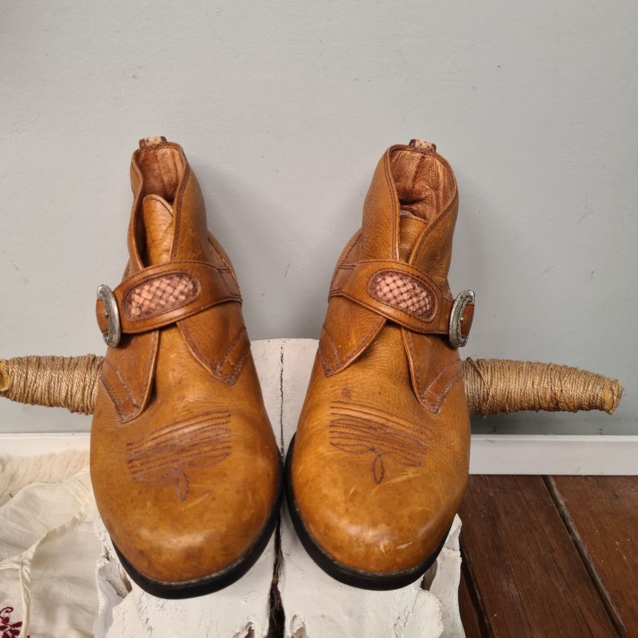 Ariat Vintage Tan Ankle boots size 7.5/8